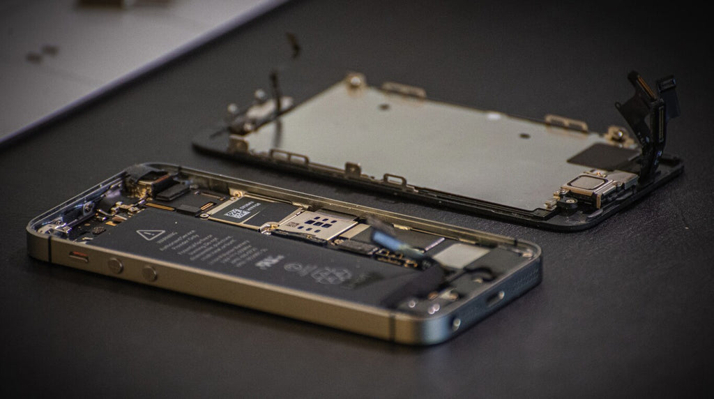 Tras forzar el USB-C en los iPhone, ahora la Unión Europea busca asegurar piezas y reparaciones de todos los dispositivos